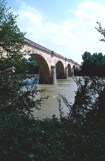 Vue d'ensemble depuis les berges de la Garonne au nord.