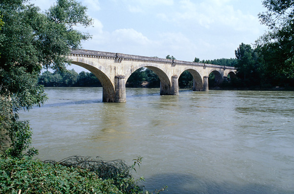Vue d'ensemble depuis les berges de la Garonne au nord-ouest.