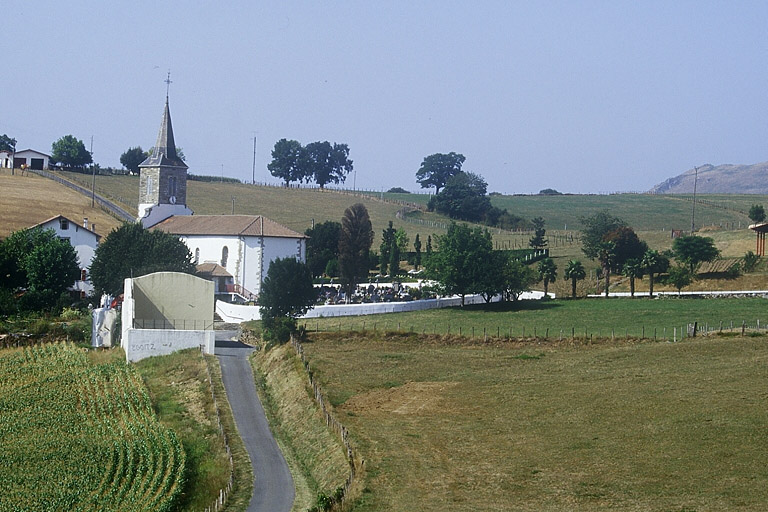 Vue éloignée de l'église paroissiale et de la maison noble Santa-Maria, prise depuis le sud-est.