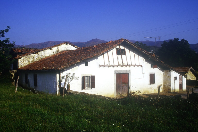 Vue d'ensemble prise de 3/4 sud-est.