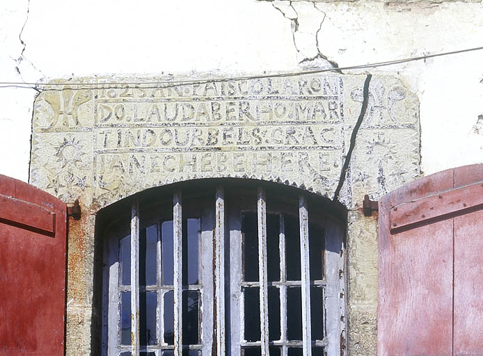 Elévation antérieure est, fenêtre : inscription sur linteau.