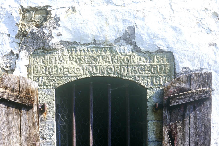 Elévation latérale sud, fenêtre : inscription sur linteau.