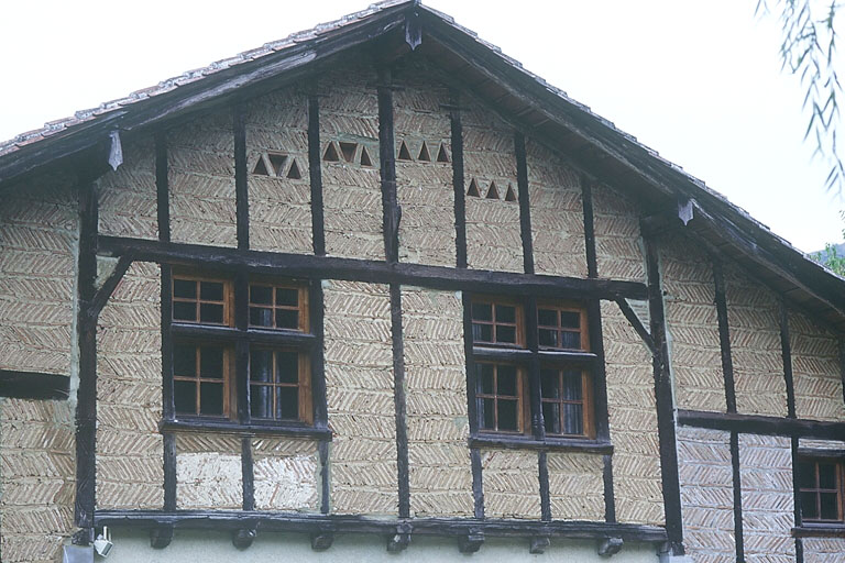 Elevation antérieure est, détail du pan de bois de la travée centrale.