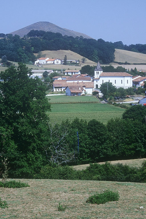 Vue rapprochée de l'église paroissiale, prise depuis le nord.