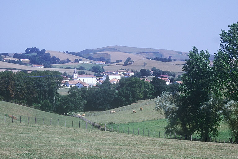 Vue éloignée de l'église prise depuis le nord-est.