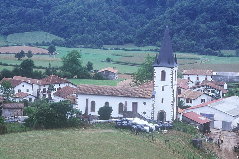 Vue éloignée de l'élévation latérale nord.