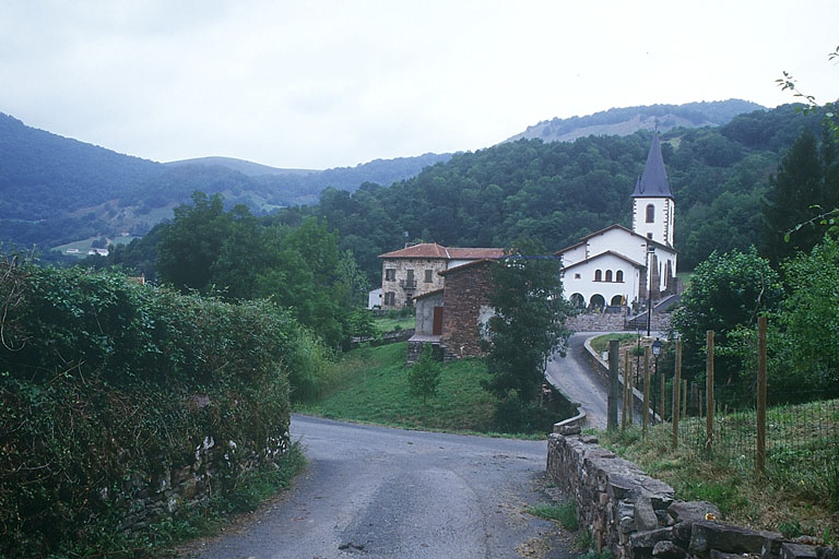 Vue éloignée de l'église paroissiale et de la maison forte appelée Jauregia, prise depuis l'est.