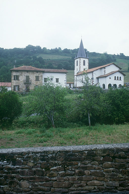 Vue rapprochée de la maison forte appelée Jauregia et de l'église paroissiale Saint-Pierre, prise depuis l'est.