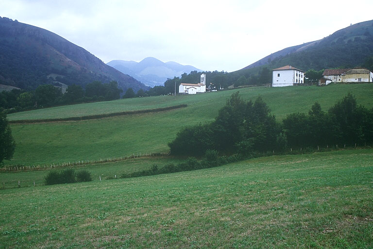 Vue éloignée de la chapelle et de la ferme Etxeparea, prise depuis le nord-ouest.