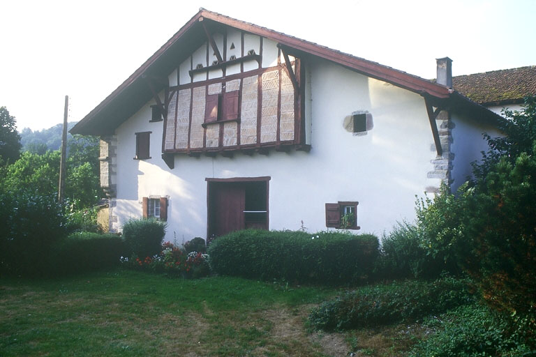 Elévation antérieure est, vue de 3/4 droit.