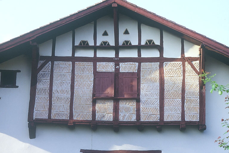 Elevation antérieure est : détail du pan de bois.