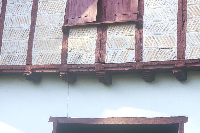 Elevation antérieure est : détail du pan de bois.