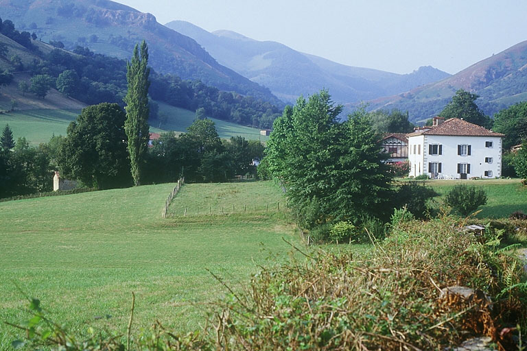 Vue éloignée du manoir Donaikia et de la ferme Senimenia, prise depuis l'est.