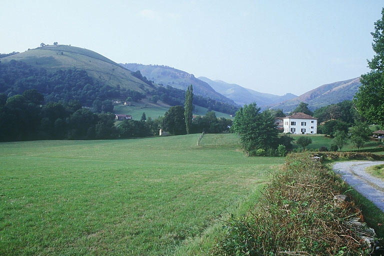 Vue éloignée du manoir Donaikia et de la ferme Senimenia, prise depuis l'est.