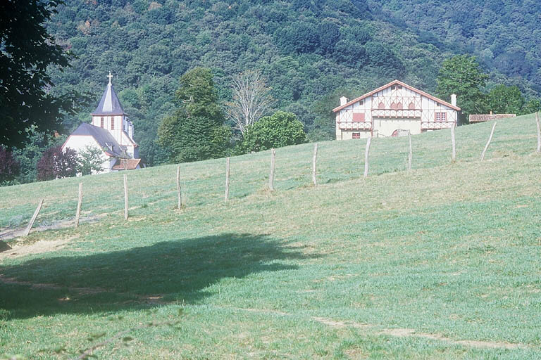 Vue éloignée de la maison noble Etxeparea et de l'église paroissiale Saint-Barthélemy, prise depuis l'est.