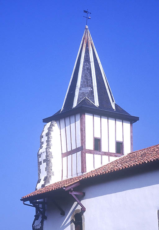 Vue du clocher, détail du pan de bois de la chambre des cloches, prise depuis le sud-est.