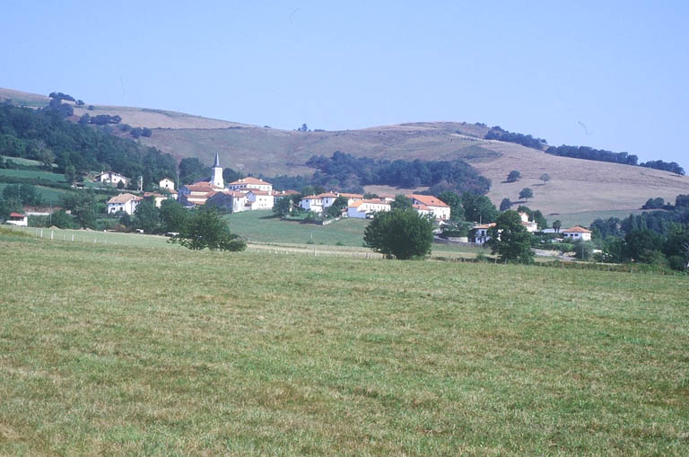 Vue éloignée du village depuis le sud-est.