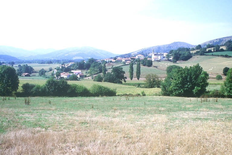 Vue éloignée du village prise depuis le sud.