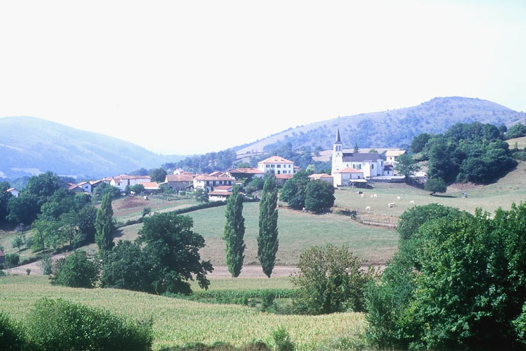 Vue rapprochée du village prise depuis le sud.