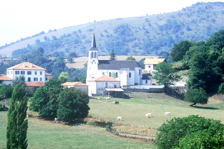 Vue éloignée de l'église paroissiale prise depuis le sud.