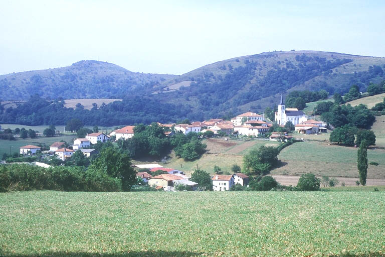 Vue éloignée du village prise depuis le sud-ouest.