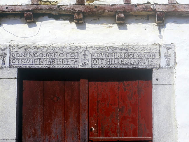 Elévation antérieure est, porte principale : inscription sur linteau.