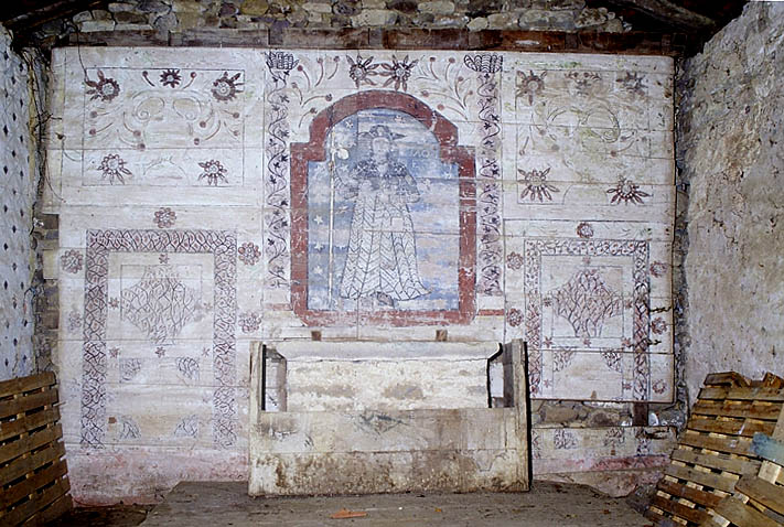 Intérieur, fresque peinte sur le mur du choeur.