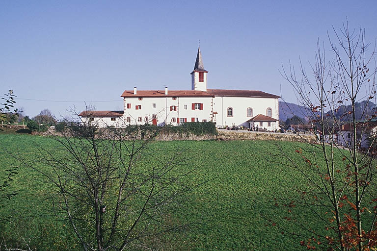 Vue éloignée depuis le sud.