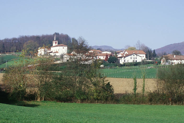 Vue éloignée du bourg prise depuis le sud-est.
