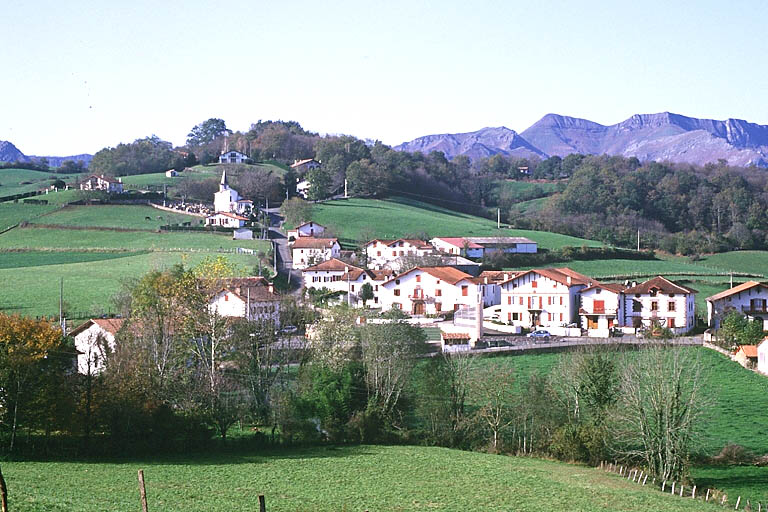 Vue d'ensemble du village prise depuis l'est.