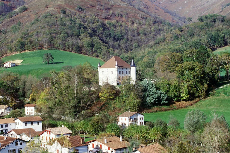 Vue éloignée prise depuis le sud-est.