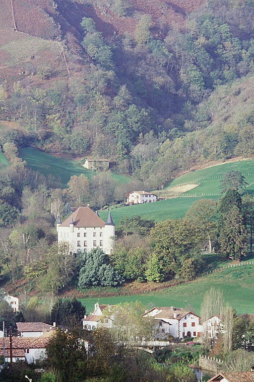 Vue éloignée prise depuis le sud.