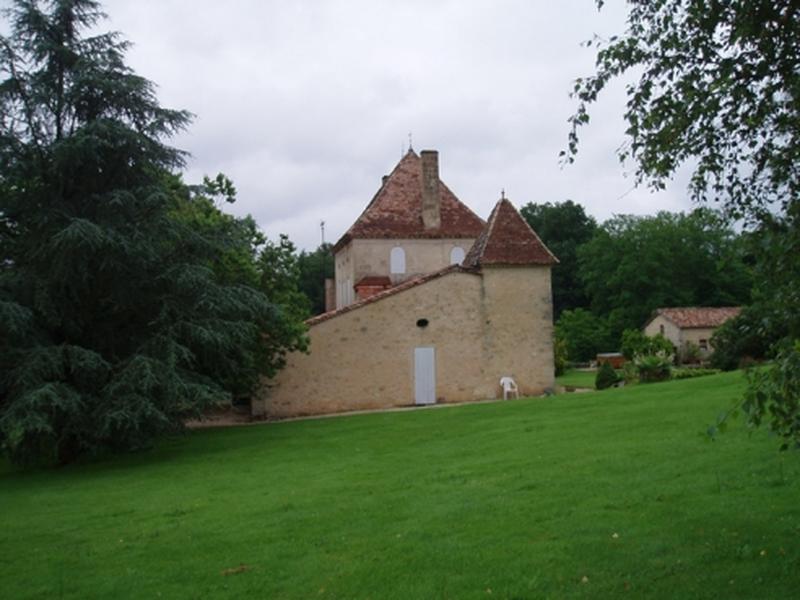 Logis, élévation latérale et paysage.