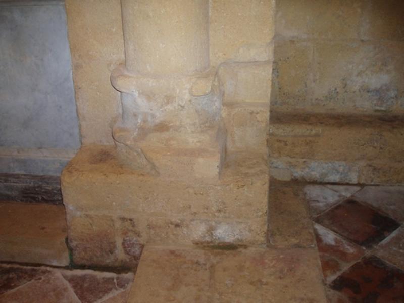 Intérieur, mur nord, base d'une colonne