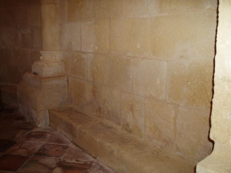 Intérieur, mur sud, base d'une colonne