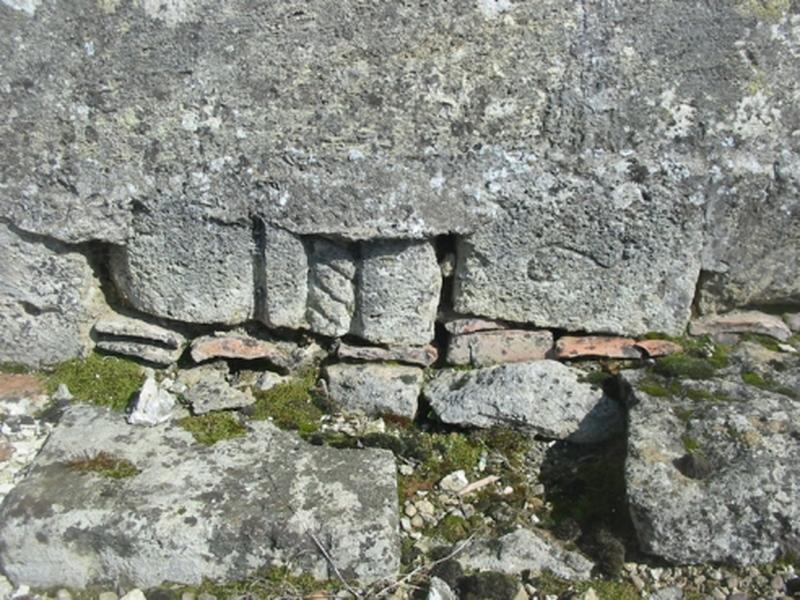 Clocher, remploi d'élément sculpté.