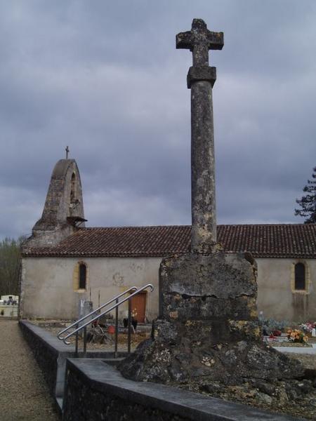 Ensemble, églsie et croix de cimetière