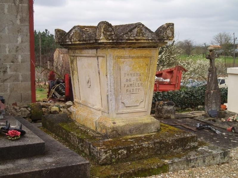 Cimetière, tombe sarcophage.