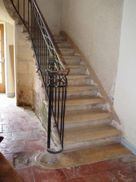 Intérieur, escalier et sol.