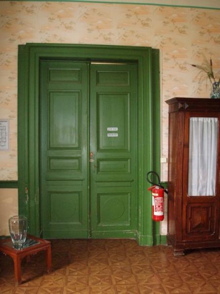 Intérieur, porte.