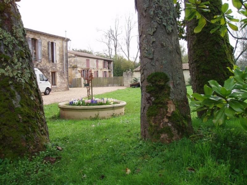 Elévation postérieure, jardin et bassin.