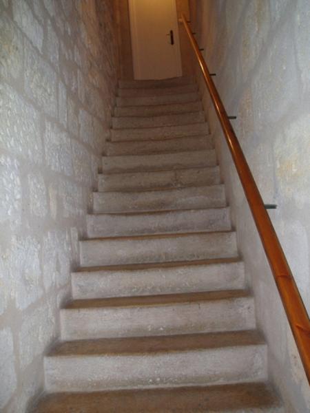 Dépendance, intérieur, escalier.