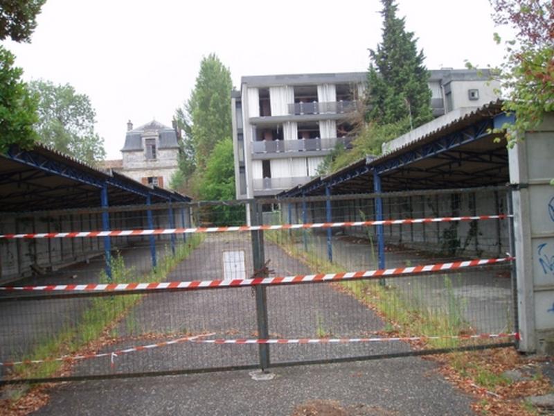 Elévation antérieure et garages vers la Dordogne.