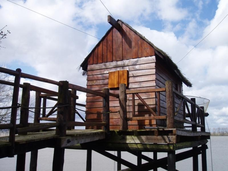 Cabane de pêcheur et ses pilotis.