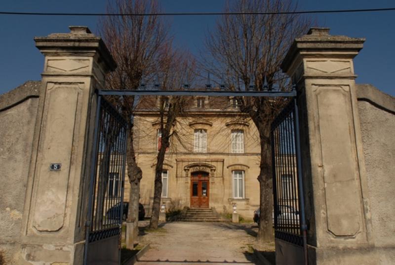 Logis et portail.