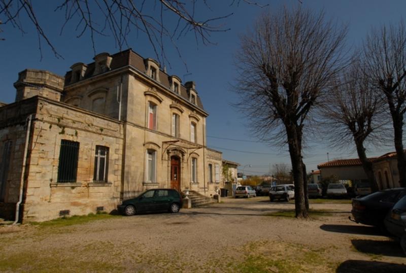 Logis et cour.