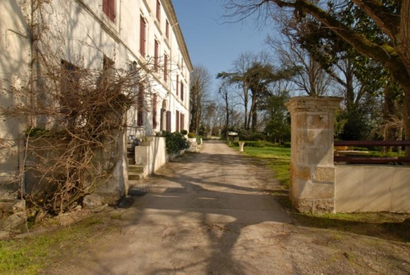 Ensemble du logis avec jardin et portail.