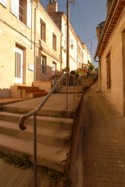 Ruelles, en escalier et en pas-d' âne, permettant de gravir les versants des coteaux.