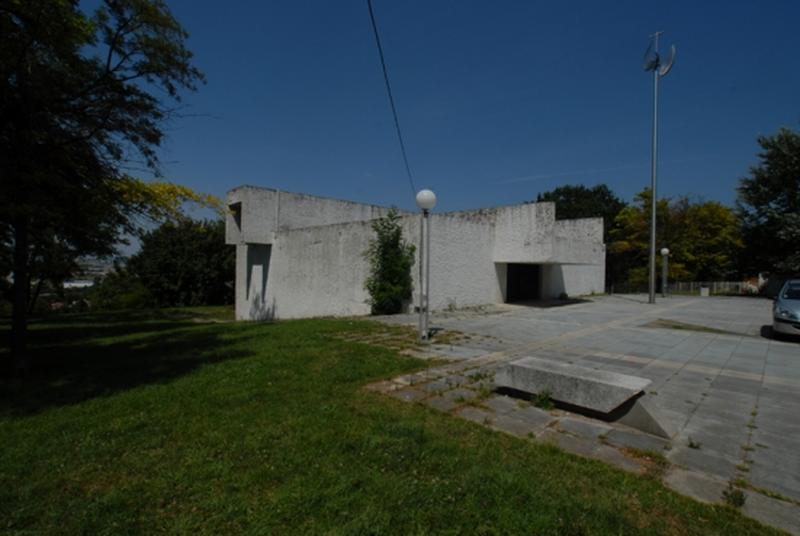 Ensemble avec parvis, mât du Saint-Esprit et bancs vus depuis la rue.