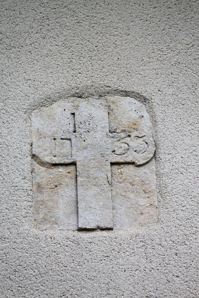 Relief daté 1753, encastré dans le mur ouest du collatéral.